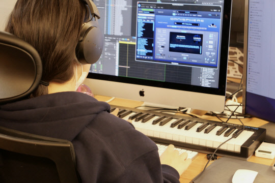 포자랩스 스튜디오에서 직원이 AI 음원 관련 작업을 하고 있다. 포자랩스 제공